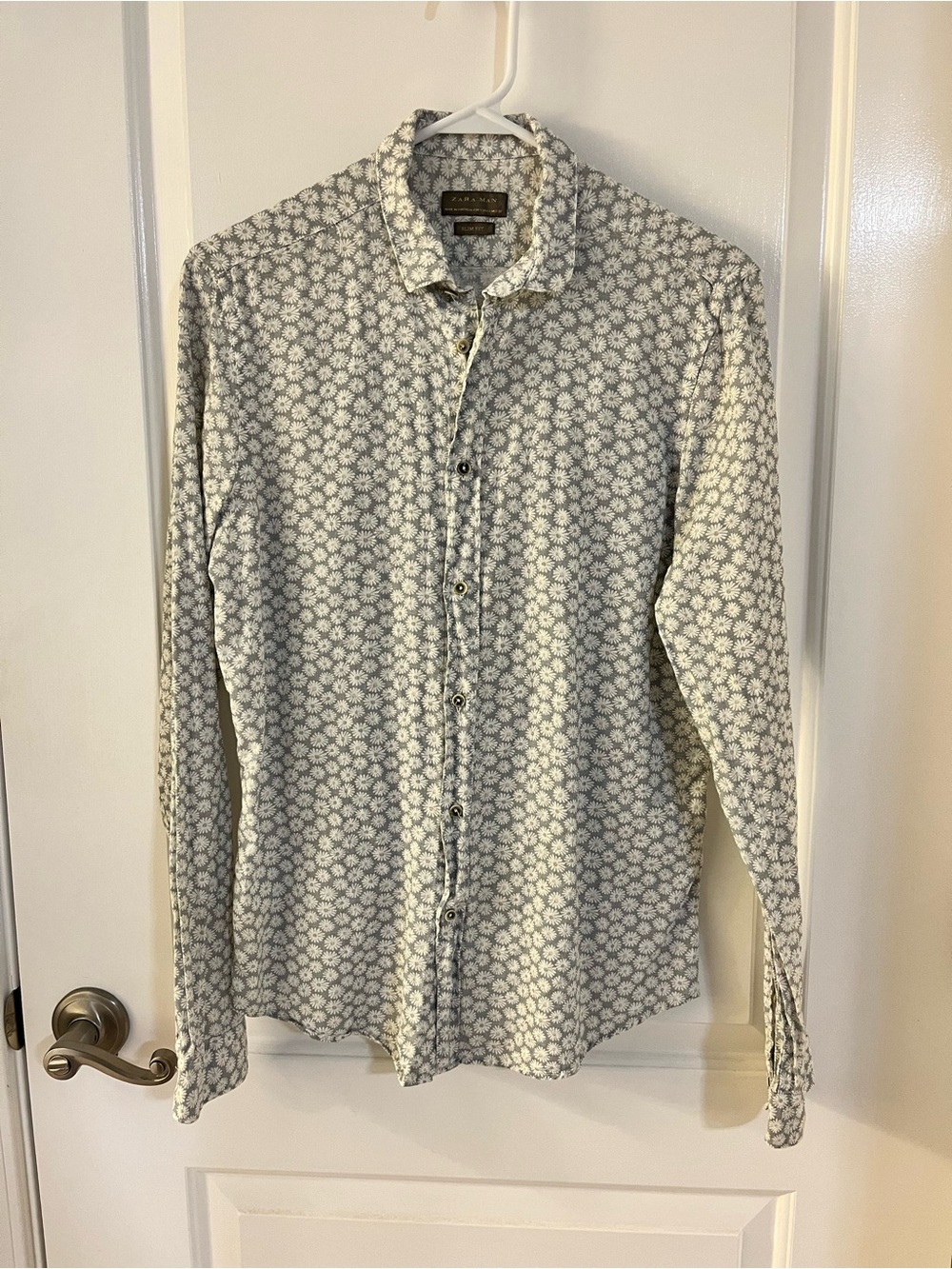 NWOT Zara Men's Slim Fit Button Down Shirt with White Floral Pattern
